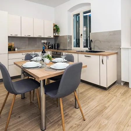 Διαμέρισμα Unbeatable Location 2br 3air Cons *