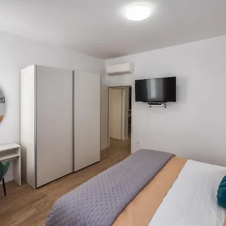 Unbeatable Location 2br 3air Cons *