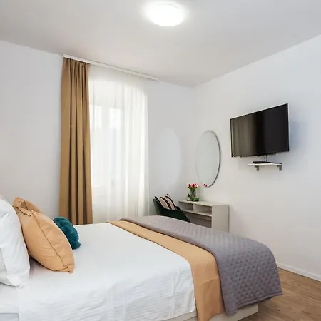 Unbeatable Location 2br 3air Cons *