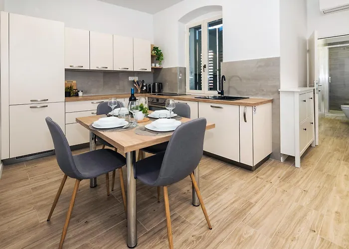 شقة Elegant 2 Bedroom Retreat Center *