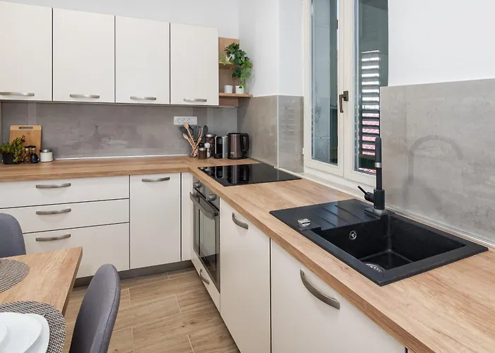 Elegant 2 Bedroom Retreat Center سبليت