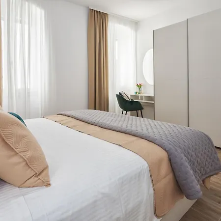 Central Split - Spacious 2Br - 2 King Beds Apartment