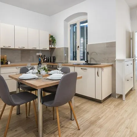 Unbeatable Location 2br 3air Cons Daire Split